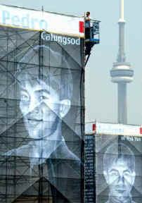 Op grote bannieren in Toronto staan de afbeeldingen van de negen jonge martelaren, patronen van de Wereldjongerendagen.